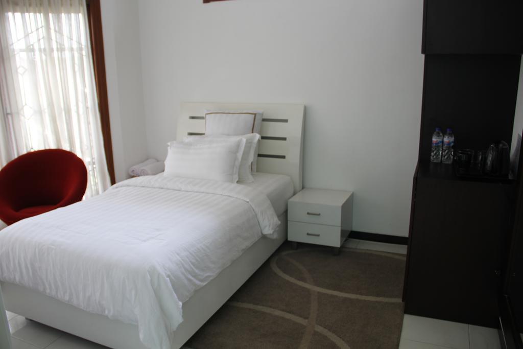 Alsalam Syariah Guesthouse Surakarta  Ngoại thất bức ảnh