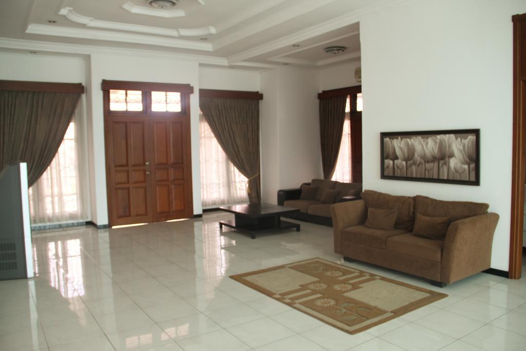 Alsalam Syariah Guesthouse Surakarta  Ngoại thất bức ảnh