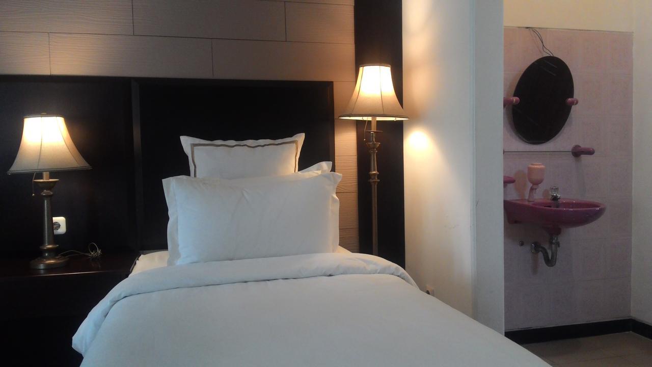 Alsalam Syariah Guesthouse Surakarta  Ngoại thất bức ảnh